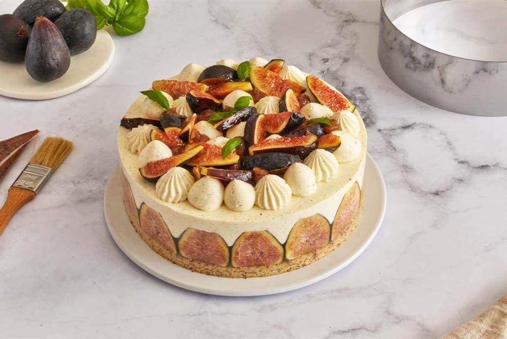Entremet figuier - recette pâtisserie avec cercle à vacherin Gobel 864940 Entremet figuier entier décoré de figues fraîches et de pointes de ganache montée à la vanille