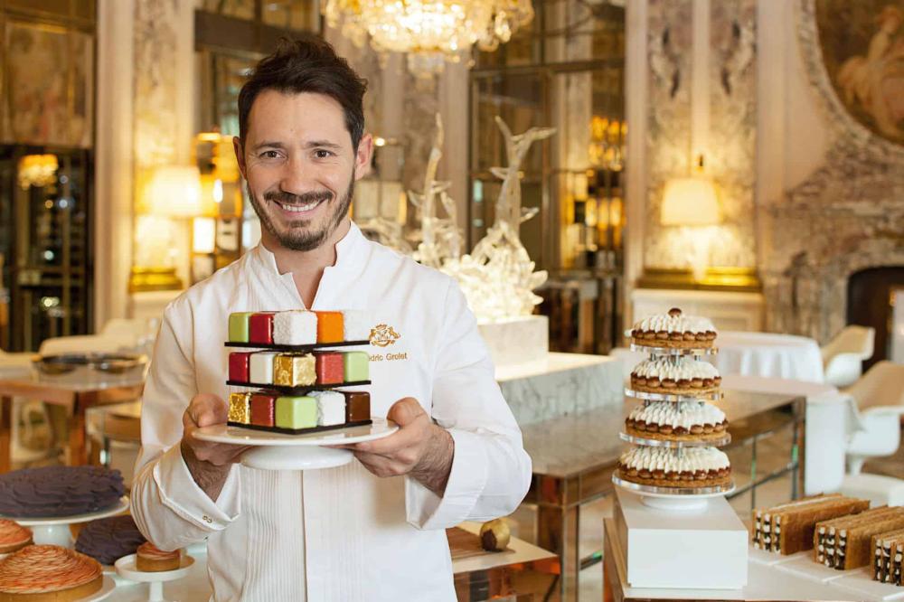 Phtot du celebre patissier Cedric Grolet pour annoncer qu'il recevra un trophée d'honneur lors de l'évènement des trophées fou de patisserie