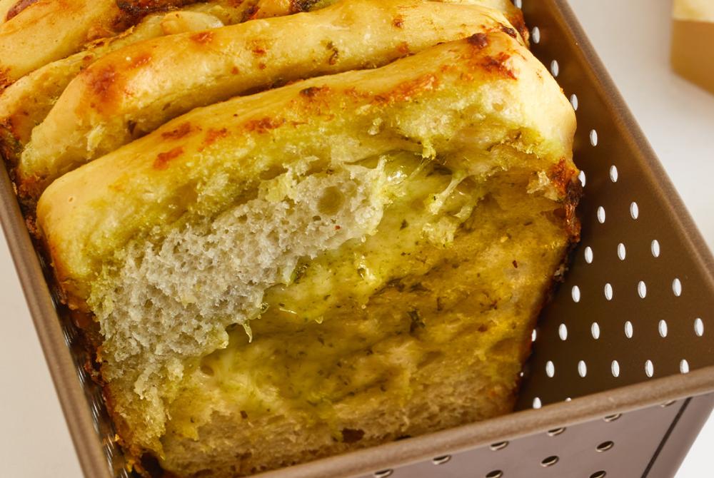 image d'un babka, pain feuilleté au basilic, dans un moule Gobel