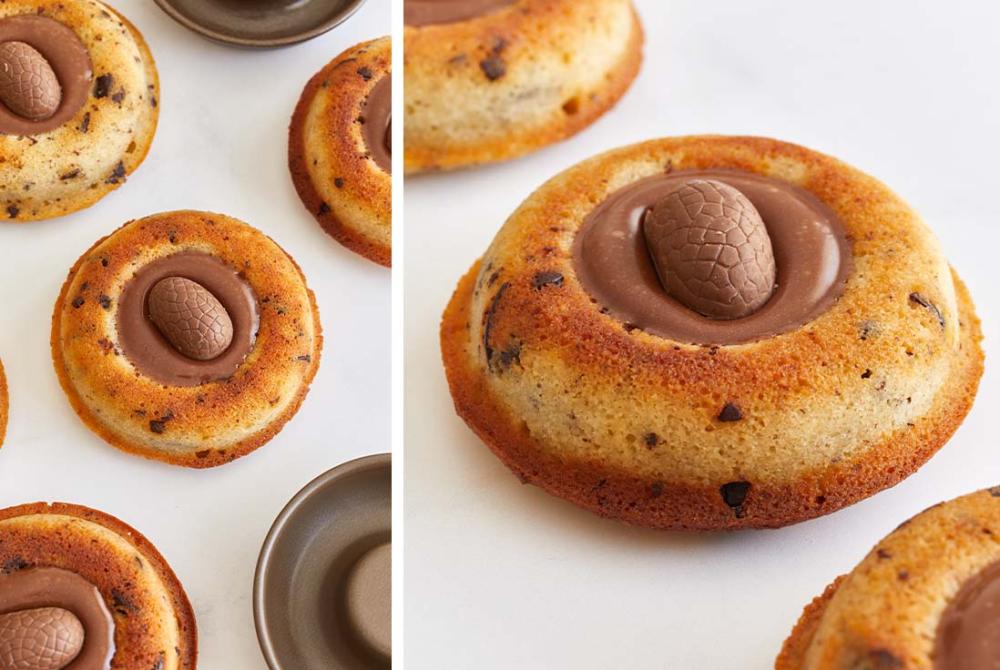 Financiers tigr&eacute;s de P&acirc;ques moelleux garnis de ganache au chocolat et petits &oelig;ufs color&eacute;s, pr&eacute;sent&eacute;s dans des moules individuels.