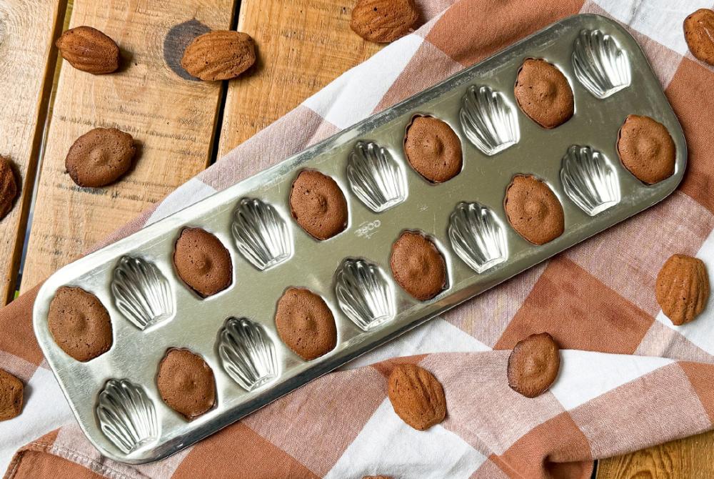 Image de la plaque à madeleinettes en fer blanc Gobel avec des madeleinettes au chocolat