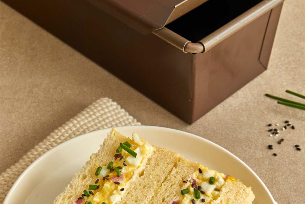 Shokupan japonais ultra moelleux et sando aux œufs maison shokupan japonais ultra moelleux accompagné de délicieux sando aux œufs façon japonaise