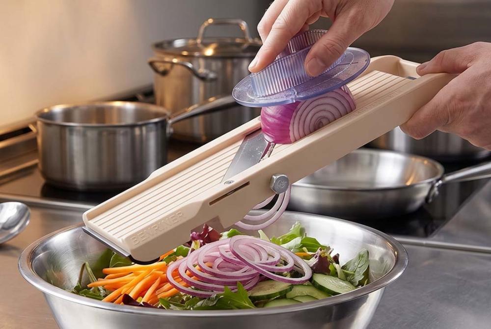 Coupe d'oignons professionnelle avec une mandoline Benriner Utilisation d'une mandoline de cuisine Benriner pour couper des oignons et aux légumes.