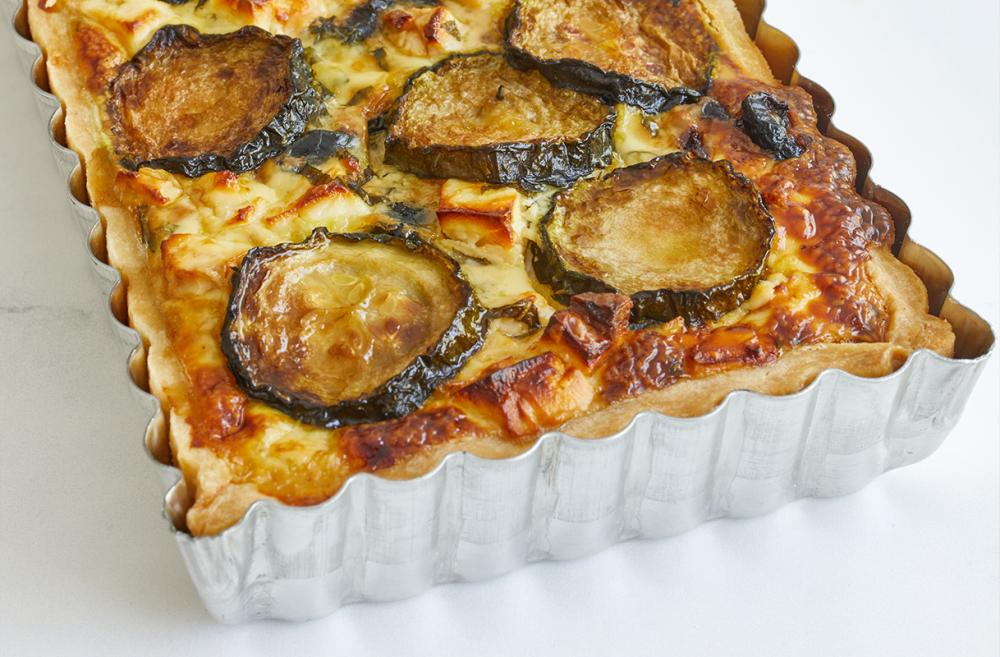 Moule rectangulaire en fer blanc contenant une quiche dor&eacute;e pr&ecirc;te &agrave; servir