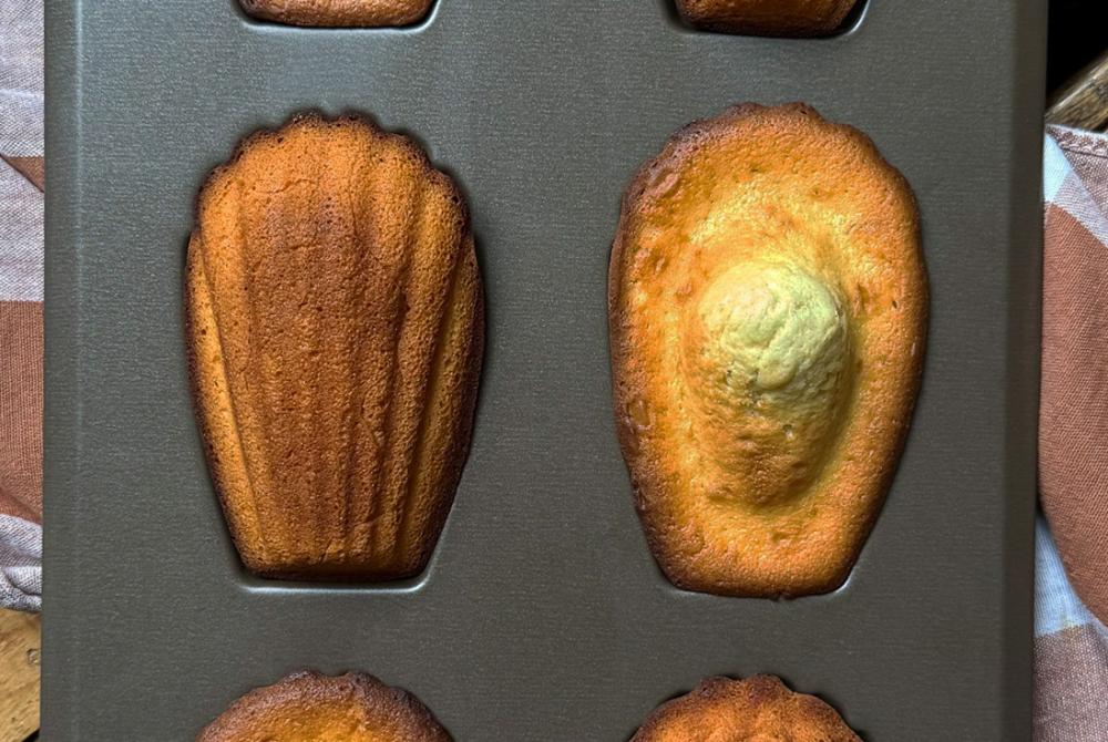 Image de la plaque à madeleines antiadhérente avec des madeleines fourrées à la pâte à tartiner