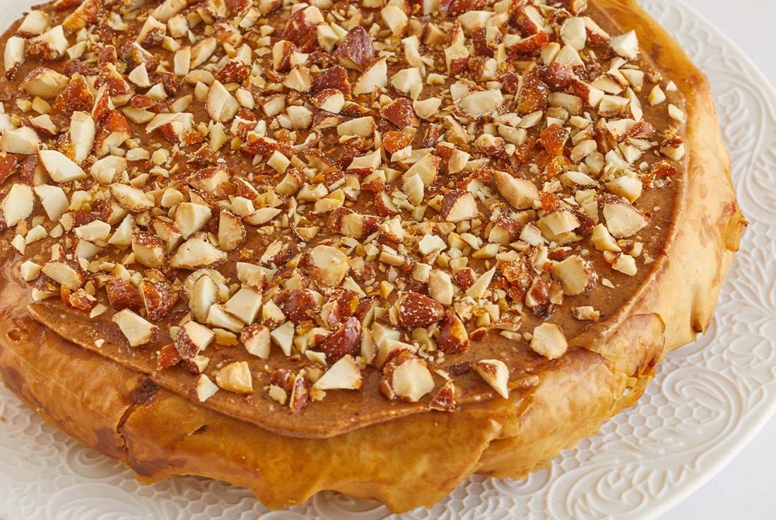 Image d'un galette amande vanille décorée de praliné et d’amandes caramélisées
