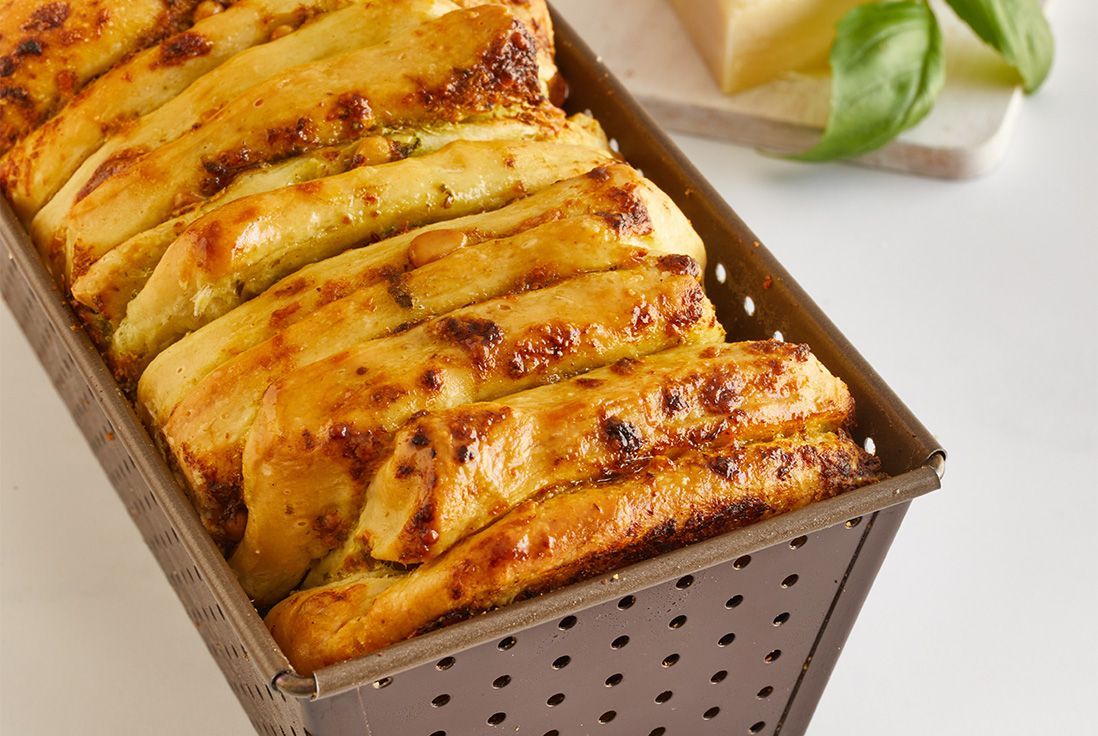 Image d'une babka au basilic dans un moule gobel