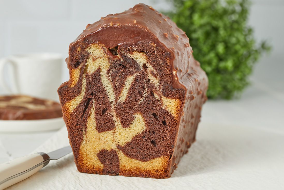 Cake marbré noisettes et chocolat, nappé de glaçage rocher, prêt à servir