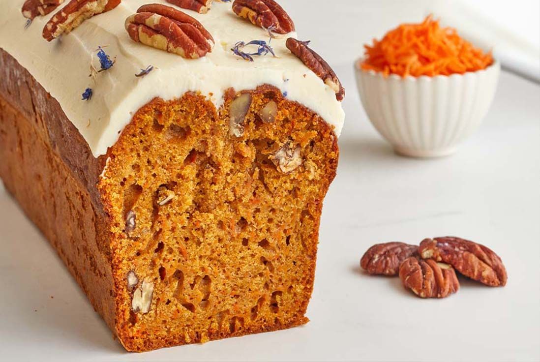 Cake aux carottes avec glaçage vanille et décoration noix de pécan