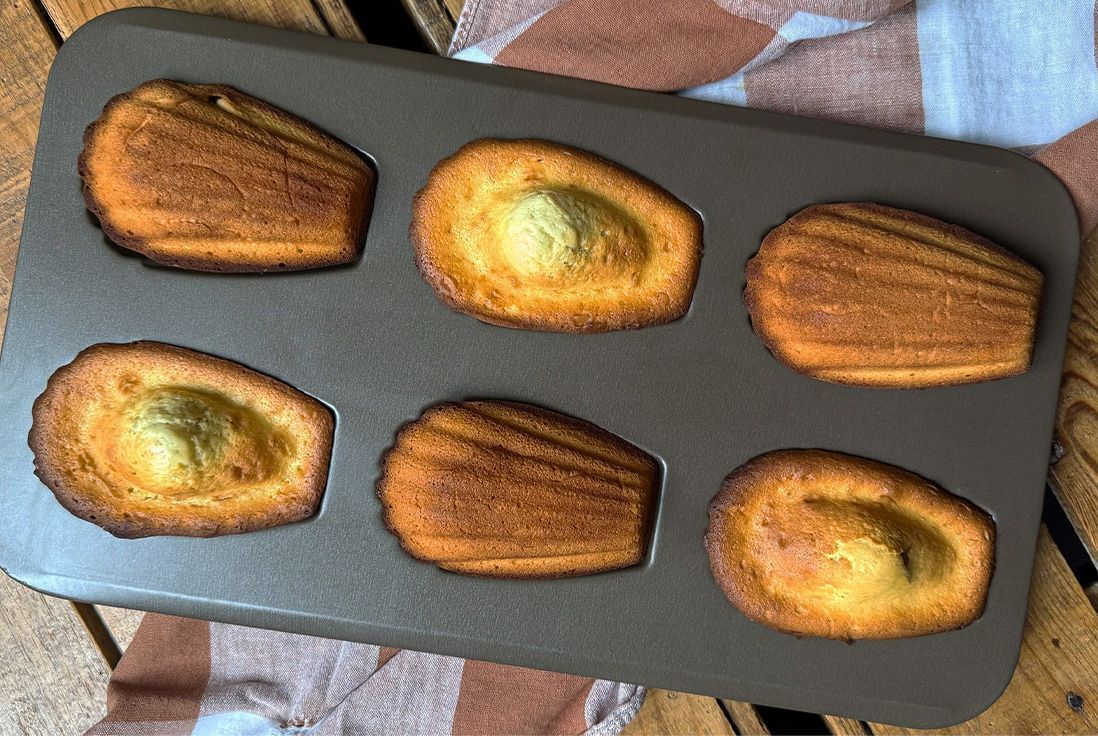 Image de madeleine fourées à la pâte à tartiner dans une plaque à madeleines Gobel