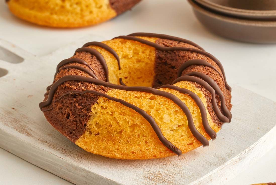 Donuts marbrés chocolat-vanille cuits au four pour Mardi Gras