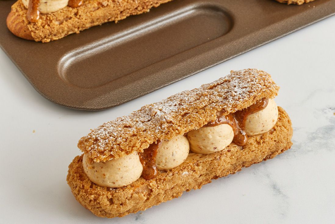 Pâtisserie française : éclairs Paris-Brest maison à la crème pralinée et craquelin doré.