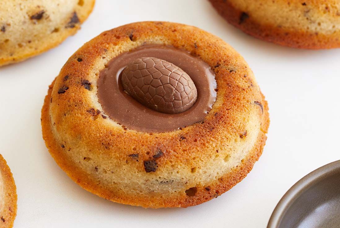 Financiers tigrés de Pâques moelleux au chocolat avec ganache et œufs décoratifs