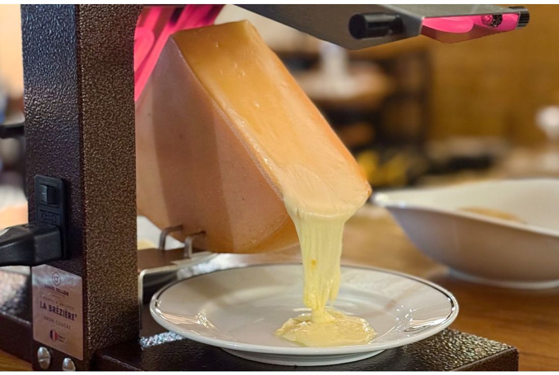 fromage fondu dans un appareil à raclette traditionnel de la marque LOUIS TELLIER