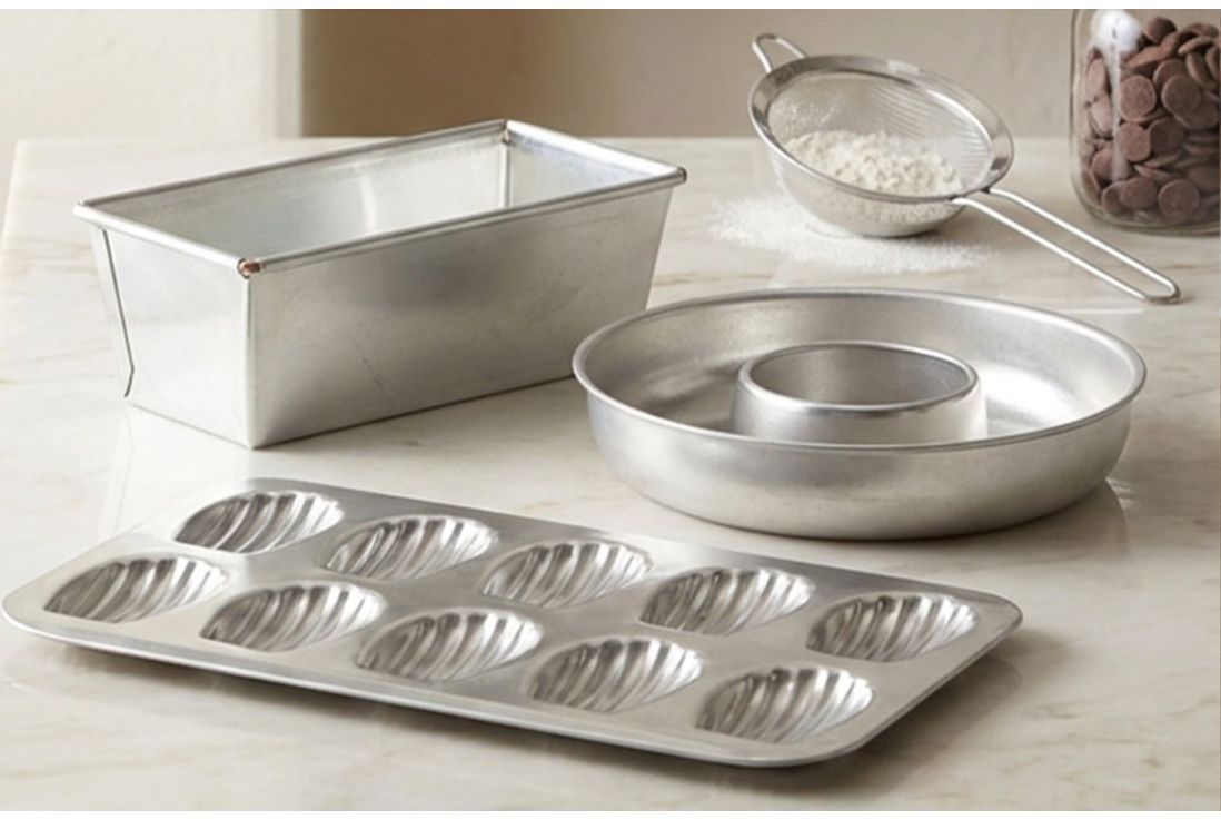 Ensemble de moules de la marque Gobel en fer blanc de différentes tailles et formes pour pâtisserie et tartes maison