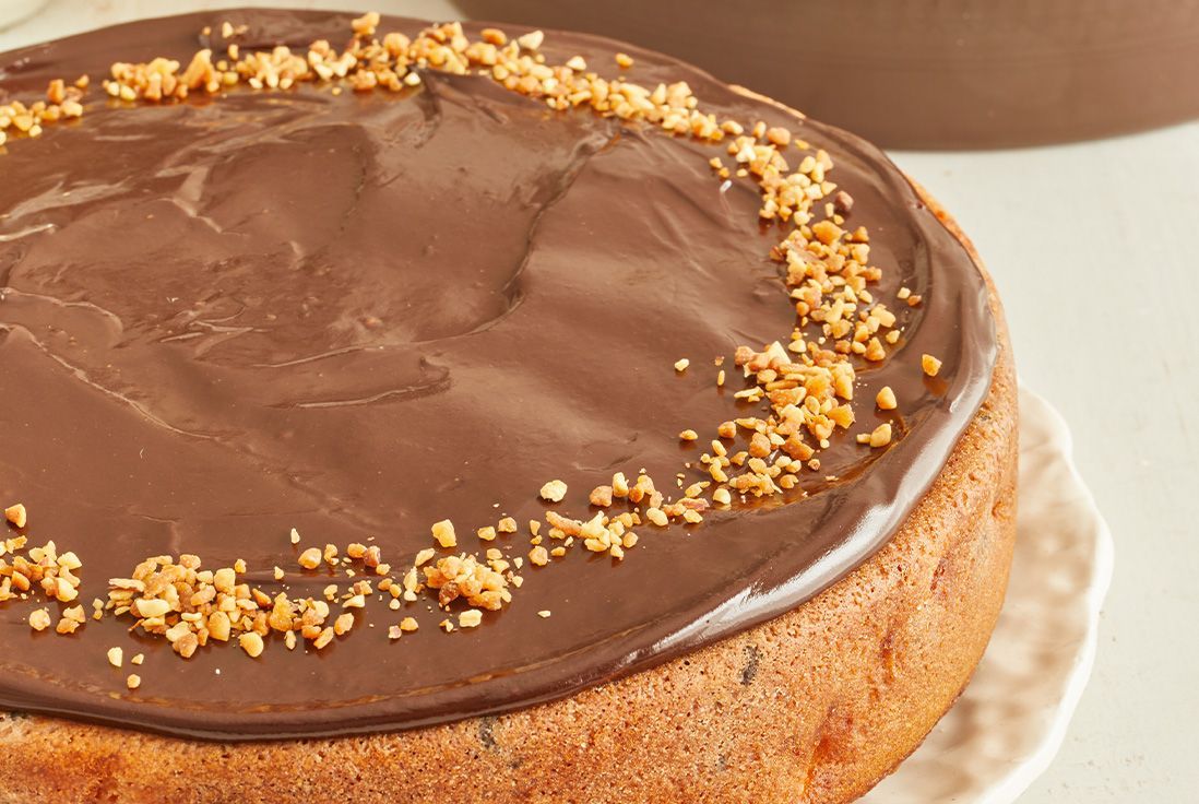 Image d'un gâteau maison au yaourt pomme poire chocolat prêt à savourer