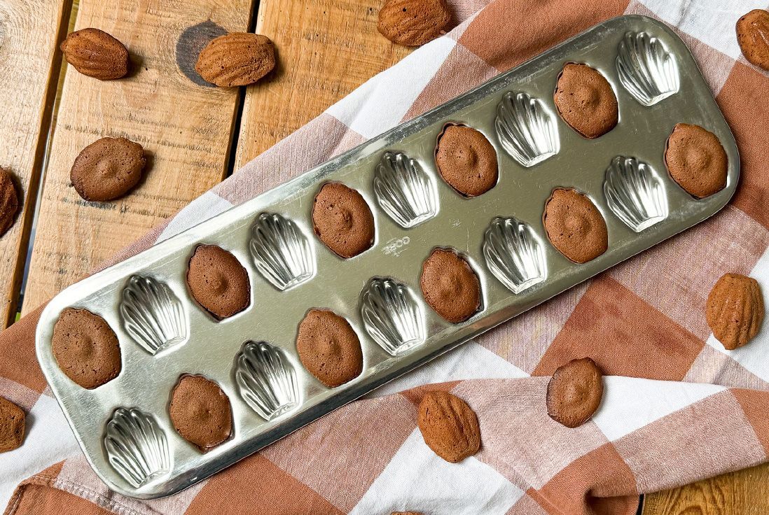 Image de madeleinettes au chocolat et d'une plaque à madeleines Gobel