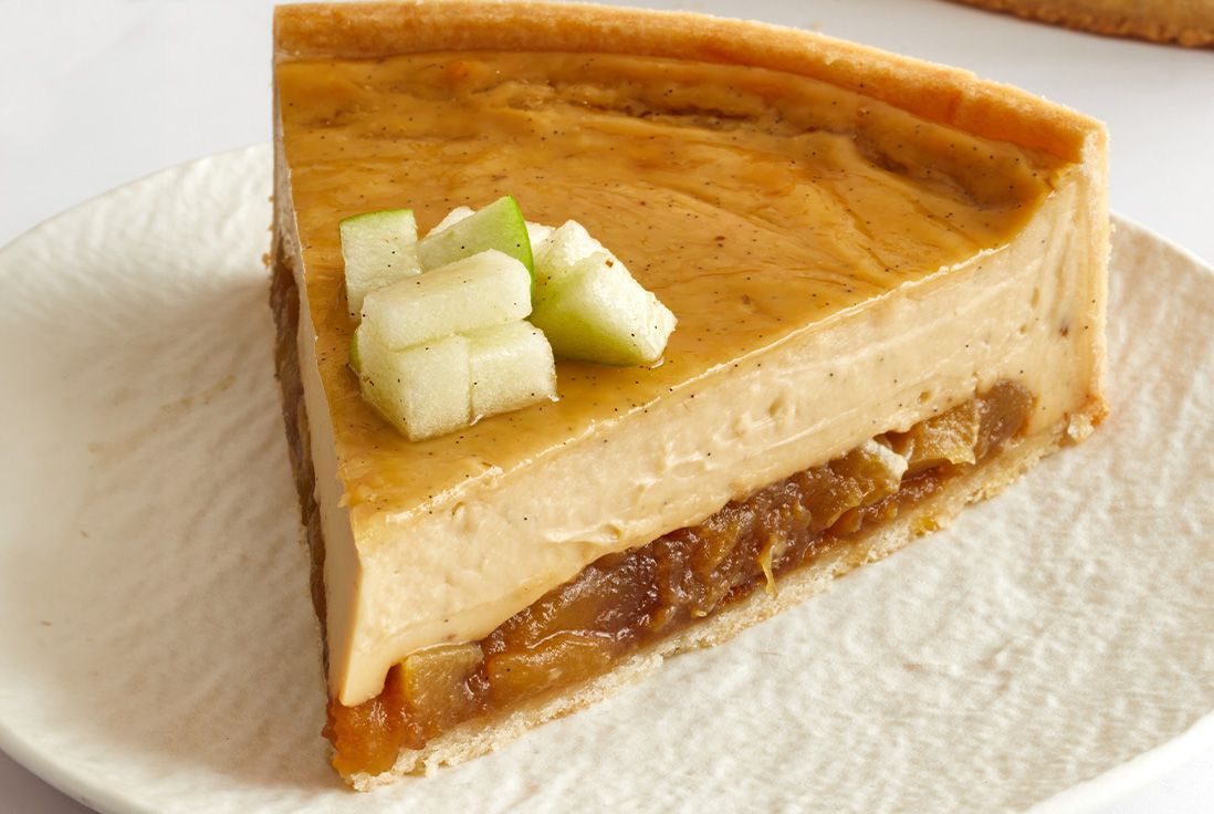Image d'un part de tarte au flan normande posée dans une assiette