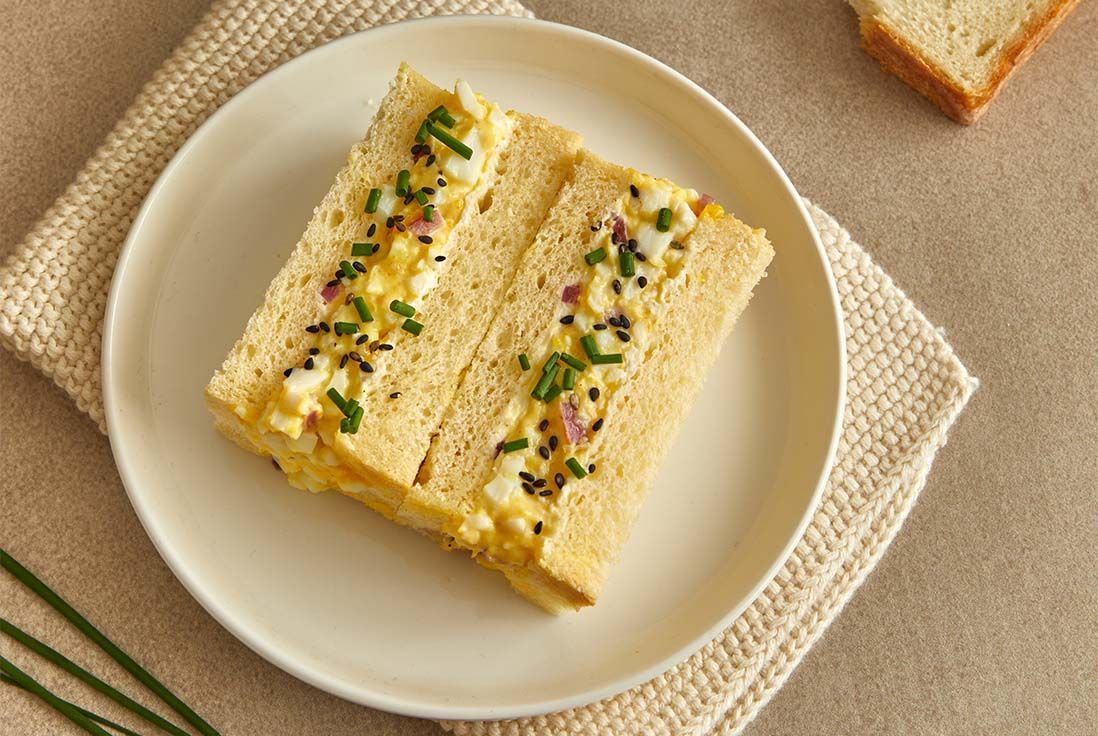 Sandwiches sando aux œufs crémeux fait à partir de pain shokupan japonais maison