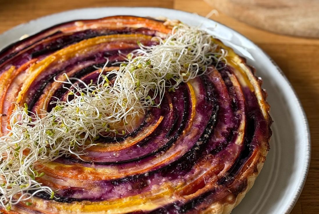 tarte aux carottes colorées maison sur pâte feuilletée croustillante