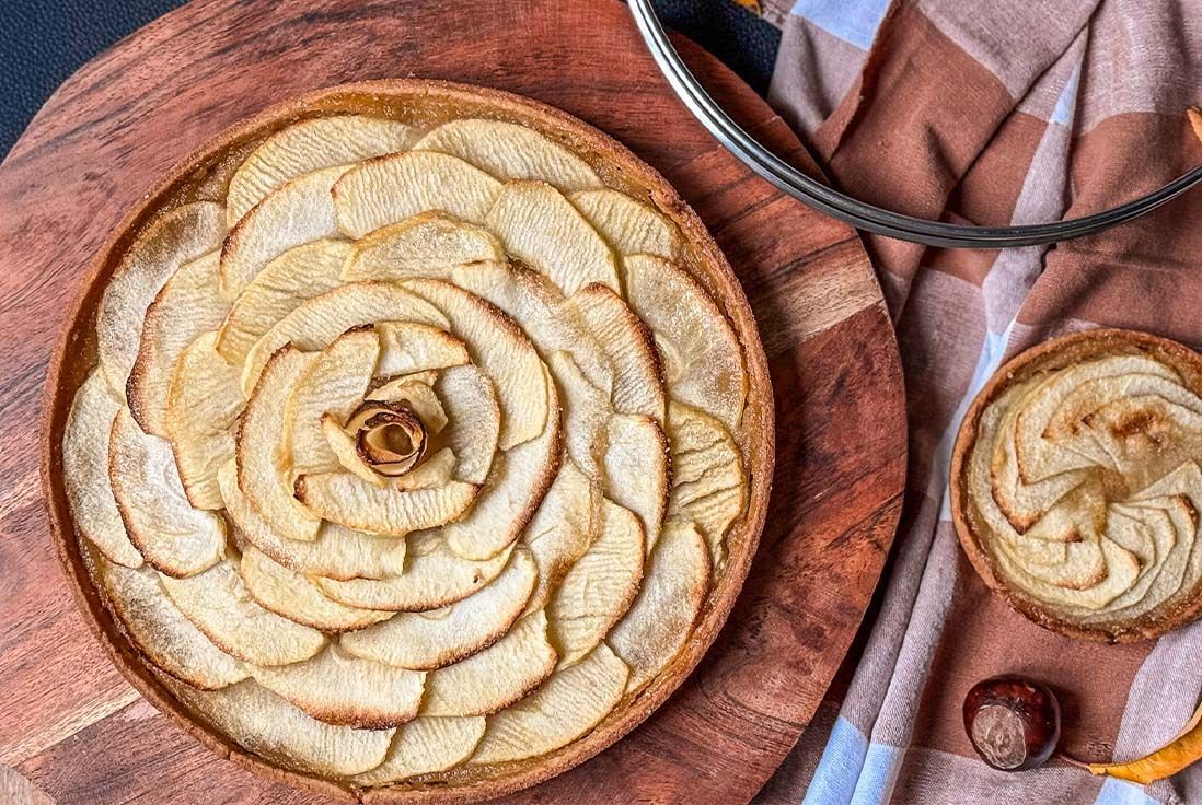 Image d'une tarte aux pommes, avec des morceaux de pommes disposés en rosace.