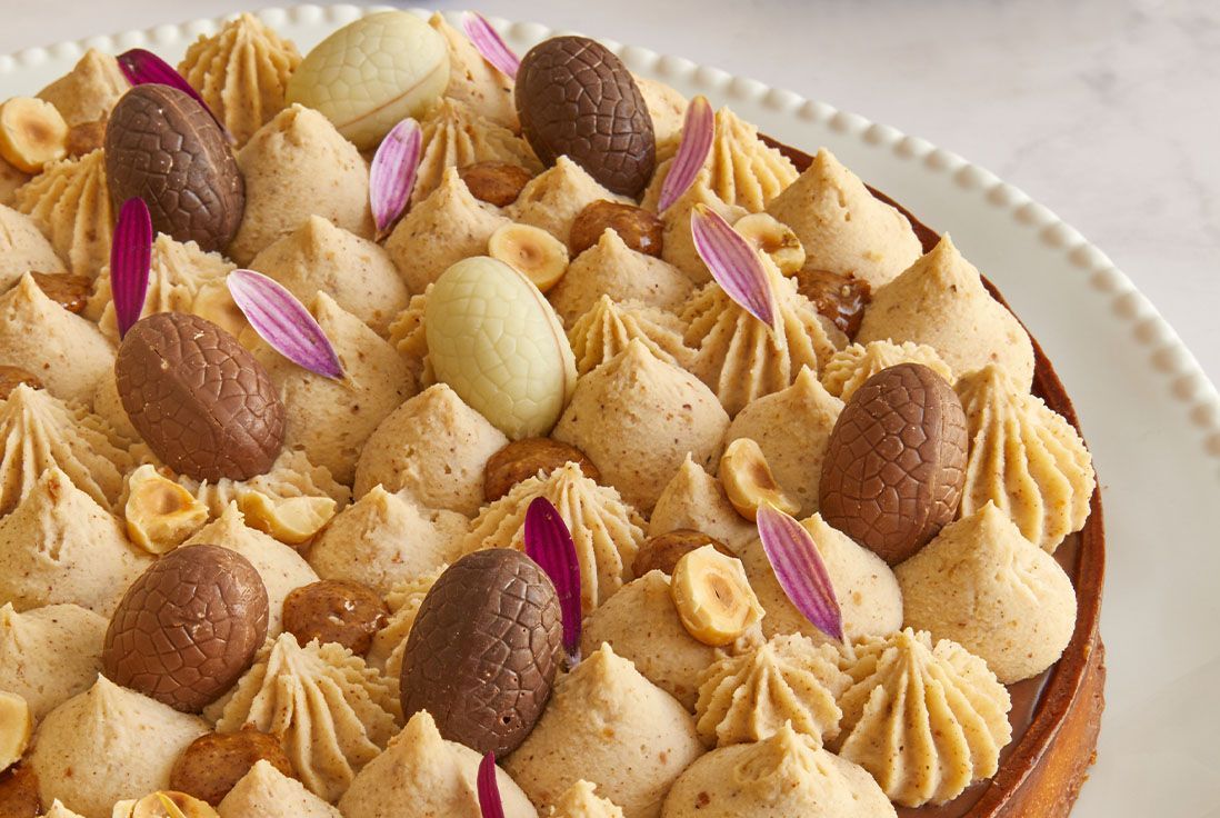 Tarte de Pâques au praliné et chocolat sur fond croustillant prête à servir