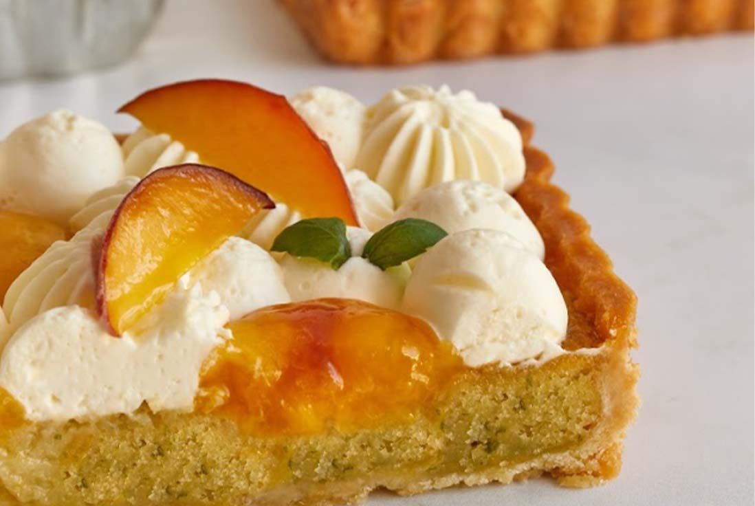 Image d'une part de tarte à la pêche et au basilic