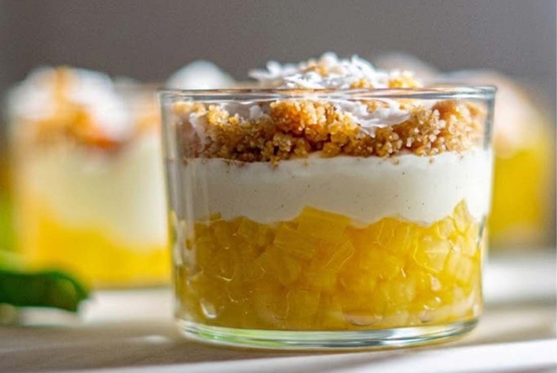 errine d'ananas frais avec crème onctueuse et crumble croustillant à la coco.