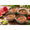 Gaspacho de pastèque frais dans quatre bols