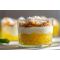 errine d'ananas frais avec crème onctueuse et crumble croustillant à la coco.