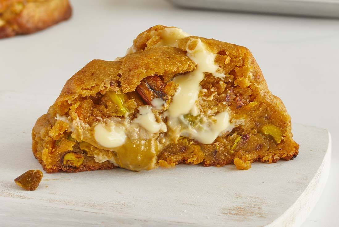 Gros plan sur un cookie pistache cœur coulant chocolat blanc