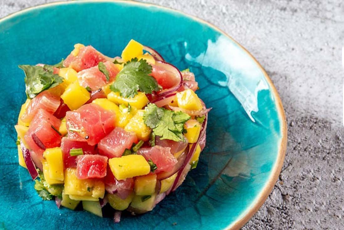 tartare de thon frais à la mangue et citron vert dressé en assiette
