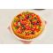 Tarte aux fruits colorée sur un fond blanc, garnie de fraises, framboises, kiwis, abricots et cerises, décorée de feuilles de menthe fraîche, avec un pinceau de cuisine à côté.