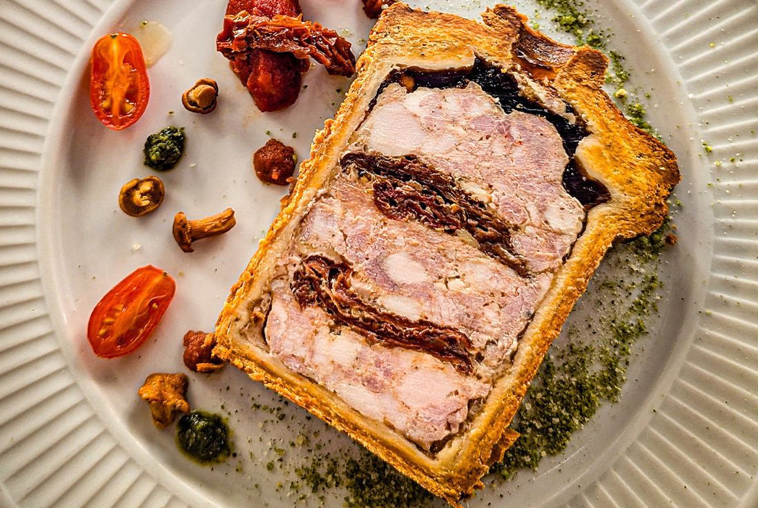 Image d'une tranche de pâté en croûte dans une assiette