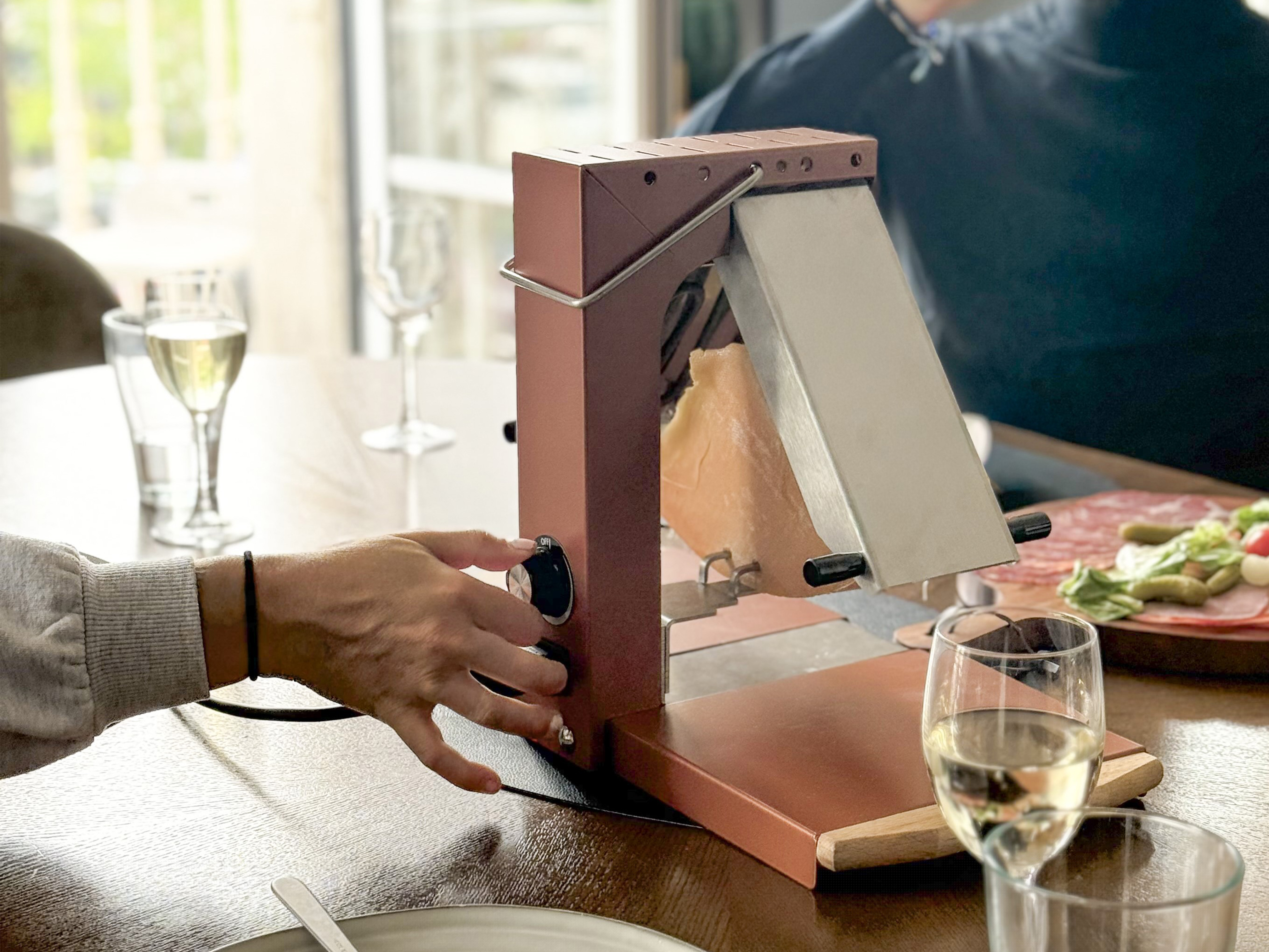 Brézière Corail avec variateur Louis Tellier image de l'appareil à raclette Breziere de couleur corail avec variateur de température de la marque Louis Tellier