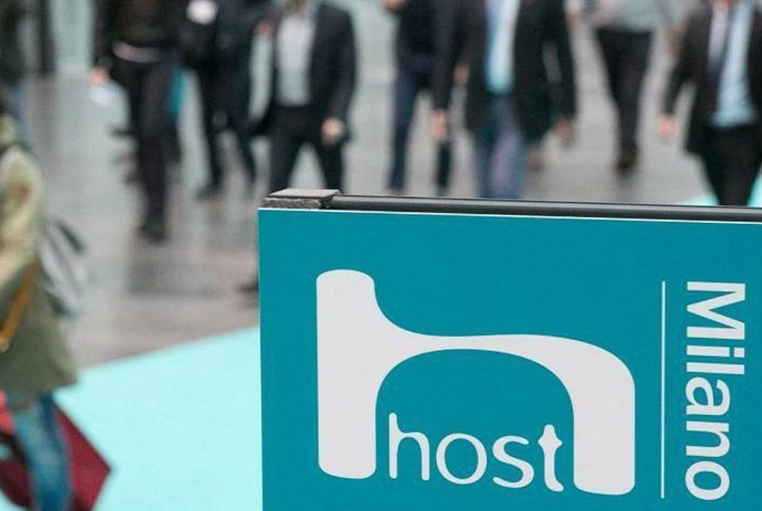 image d'un panneau où il est écrit dessus "salon Host Milano"