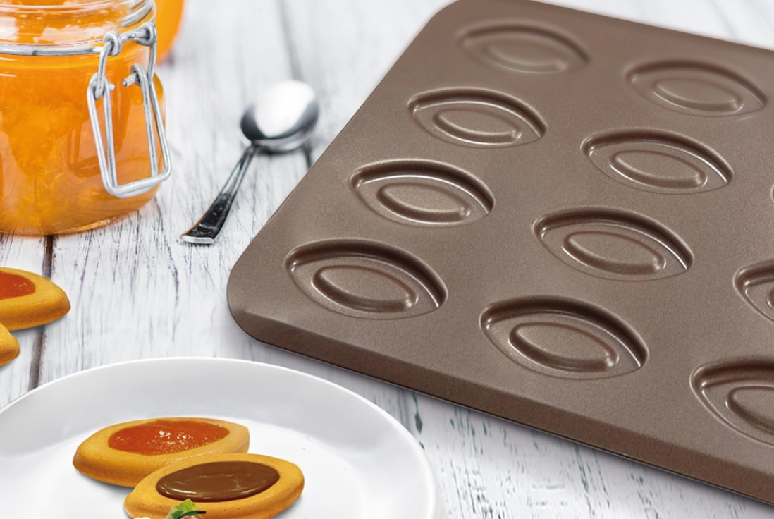 moule à barquettes antiadhérent de la marque Gobel avec un pot de confiture posé à côté et des barquettes au chocolat et à l'abricot