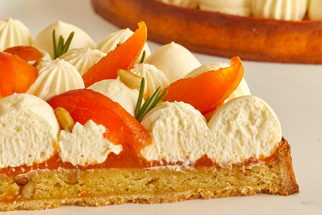 Recette tarte abricot pignons et romarin maison – Louis Tellier Tarte abricot pignons et romarin avec ganache montée au romarin, crème d'amande et pignons grillés