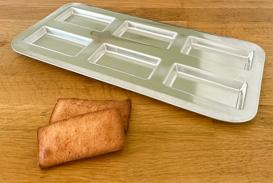 Image de financiers et de la plaque à financiers en fer blanc de la marque Gobel