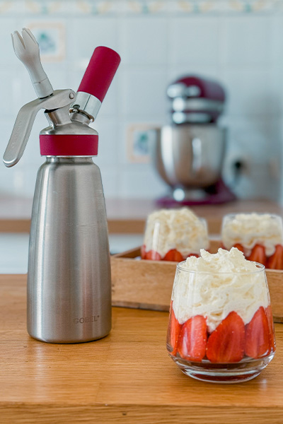 Image du siphon Gobel référence GL337 et verrines avec des fraises et de la chantilly